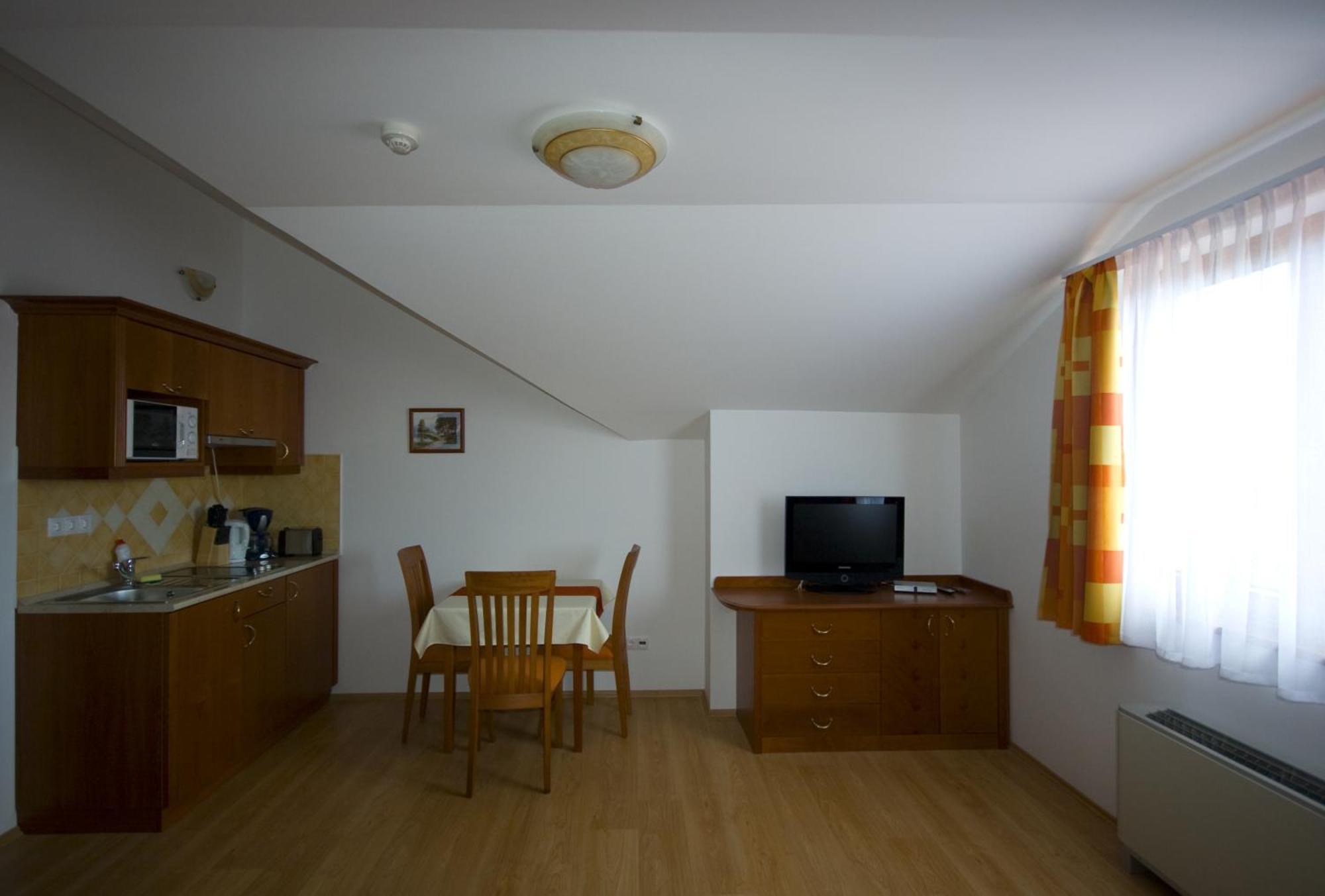 Apartmán Szerencsemak Panzio Kehidakustány Pokoj fotografie